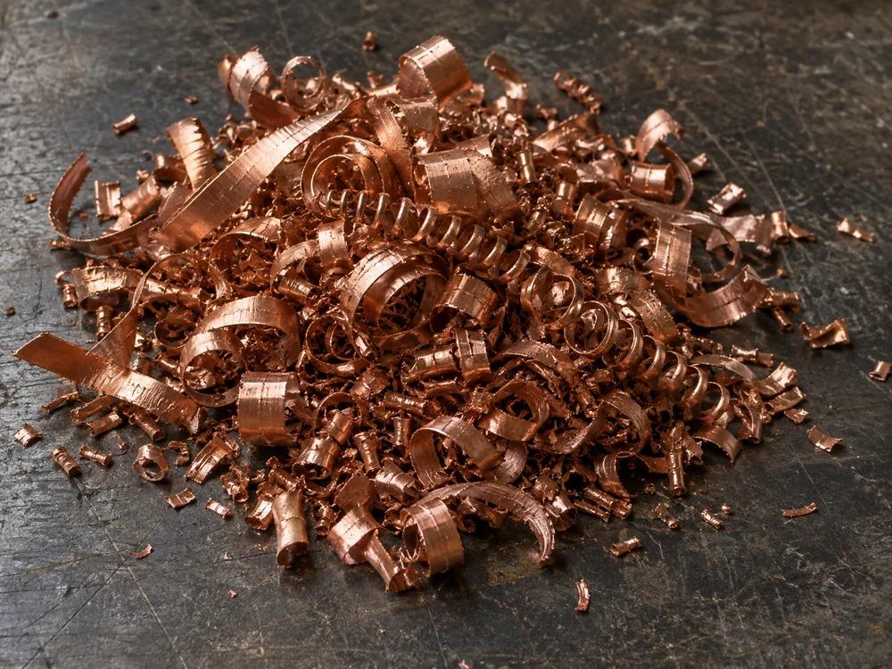 Rötliche Kupferspäne mit feinen Spiralen und Drehspänen