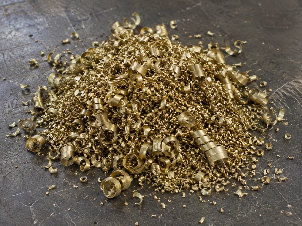 Gelbliche Messingspäne aus der Metallbearbeitung